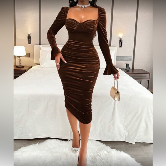 Elegant Dark Brown Velvet Dress - Picture 3 of 6